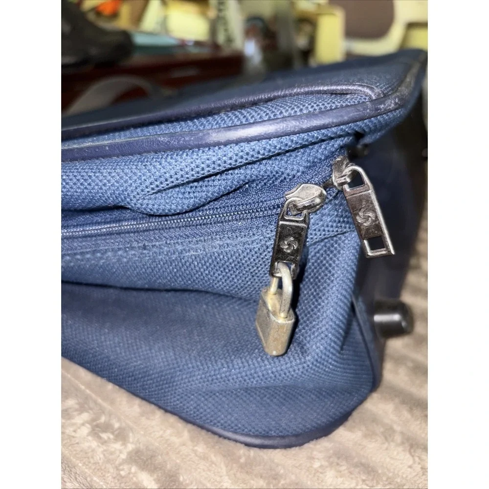 1990s Samsonite Blue soft-sided bi-fold garment travel bag 23